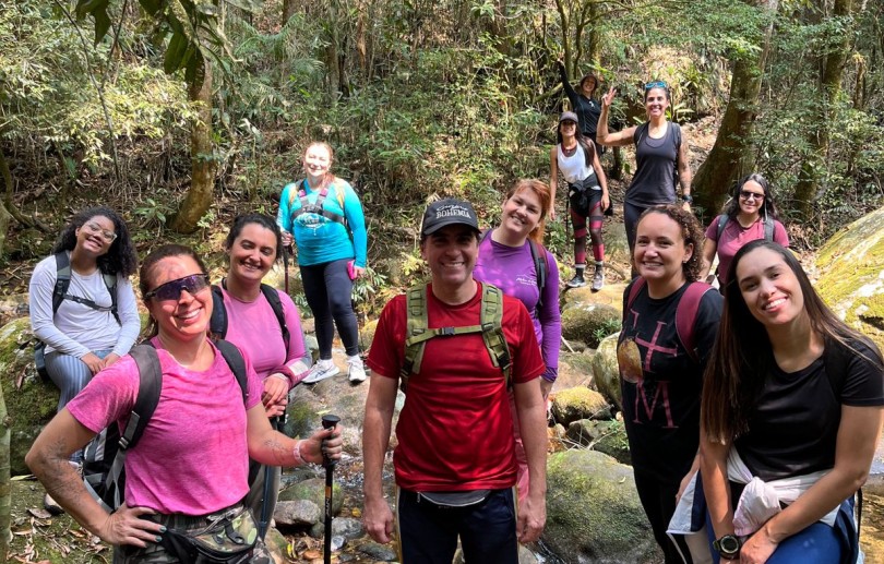 Com temporada de montanhismo aberta, guia petropolitana aposta em experiências que unem trekking, bem-estar e autoconhecimento