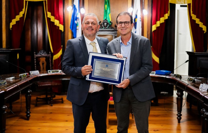 Presidente da Câmara Municipal de Petrópolis entrega prêmio de cidadão petropolitano a Eduardo Paes