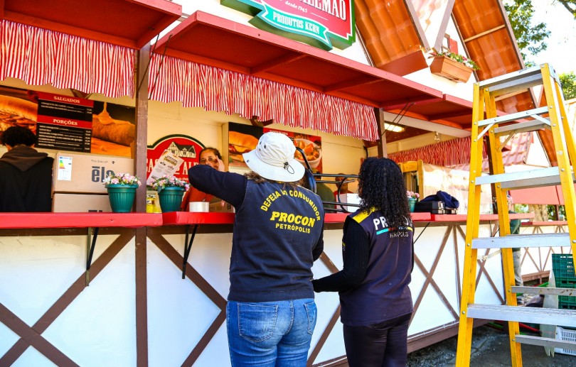 Procon Petrópolis leva orientações aos comerciantes da Bauernfest