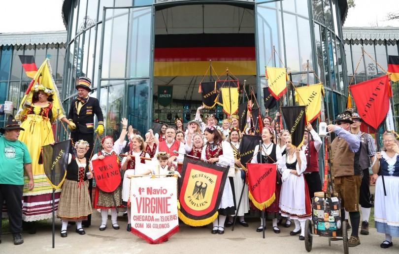 Primeiro desfile típico da 37ª Bauernfest reúne milhares de pessoas no Centro Histórico de Petrópolis