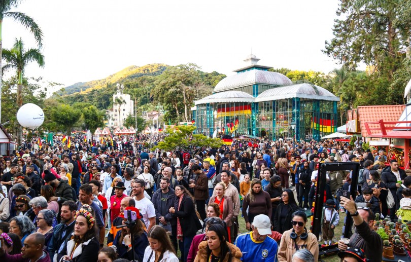 Primeiro fim de semana da 37ª Bauernfest registra mais de 400 ônibus e vans de turismo