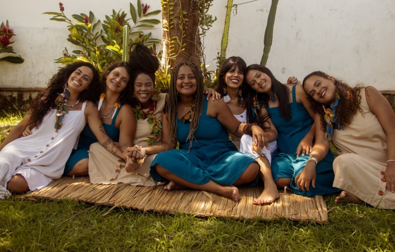 Semente de Maracá leva ao Centro Cultural Sesc Quitandinha espetáculo que celebra ancestralidade, resistência e protagonismo feminino