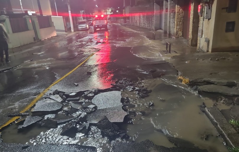 Rompimento de adutora interdita Rua gonçalves Dias e afeta abastecimento de água em bairros de Petrópolis