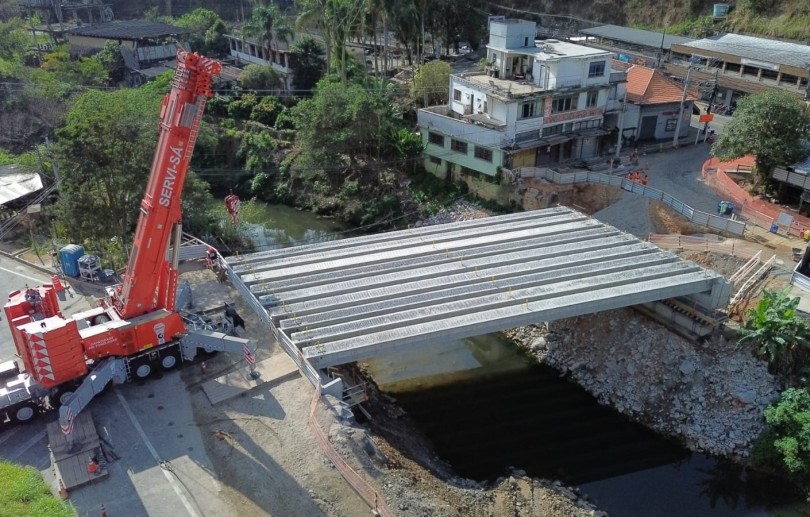 Elovias conclui instalação das vigas da Ponte do Arranha-Céu, em Itaipava