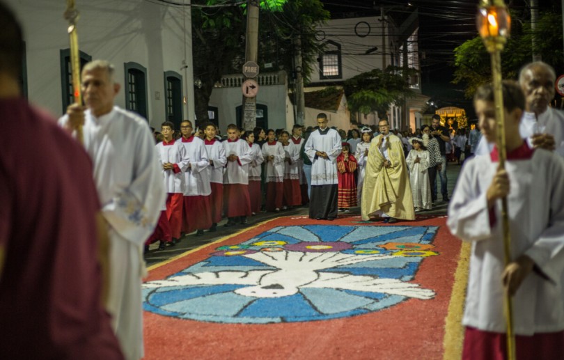 Celebração de Corpus Christi leva fé, cor e tradição para as ruas de Cabo Frio