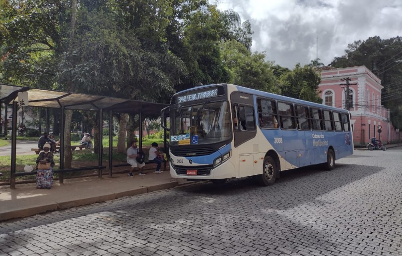 Coletivos voltam a parar no ponto de ônibus da Praça do Bosque após liberação da Avenida Dom Pedro