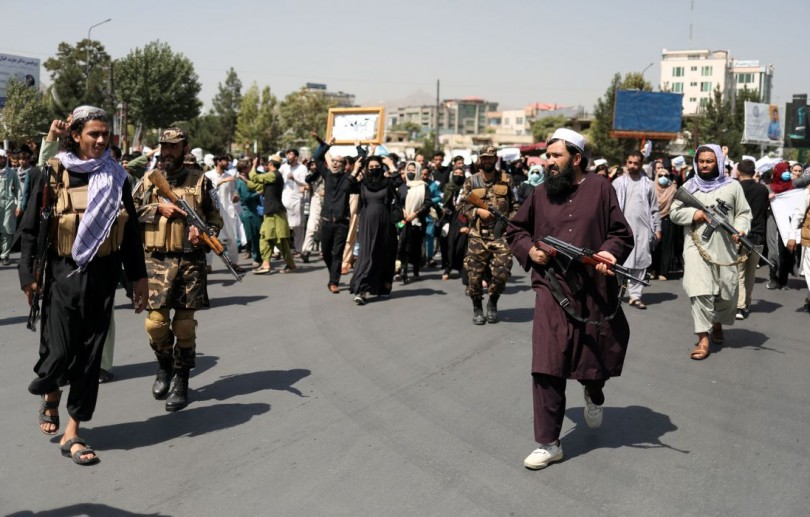 Afeganistão: talibãs autorizam saída de 200 estrangeiros