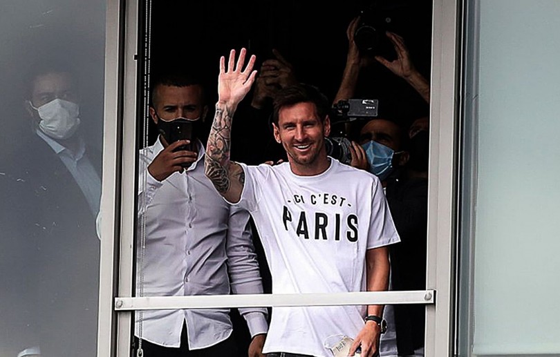 Lionel Messi é recebido como herói na França após acertar com o PSG