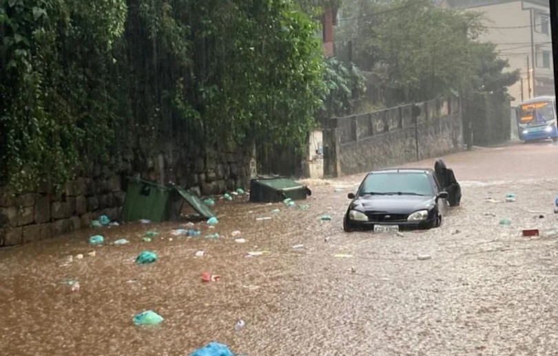 Sobe para 18 o número de mortes provocadas por deslizamentos e alagamentos em  Petrópolis