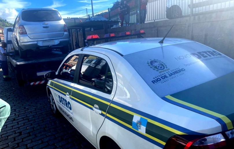 Operação conjunta apreende três carros que faziam o transporte ilegal de passageiros em Petrópolis