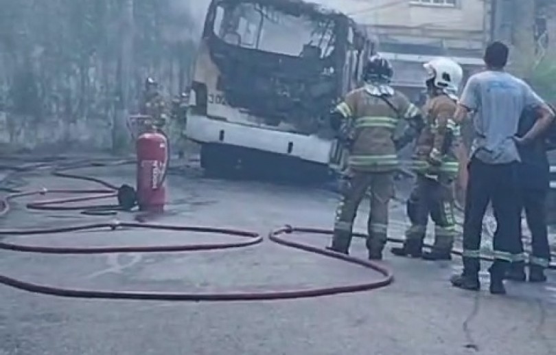 Ônibus da Cidade das Hortênsias pega fogo na Rua Silva Jardim