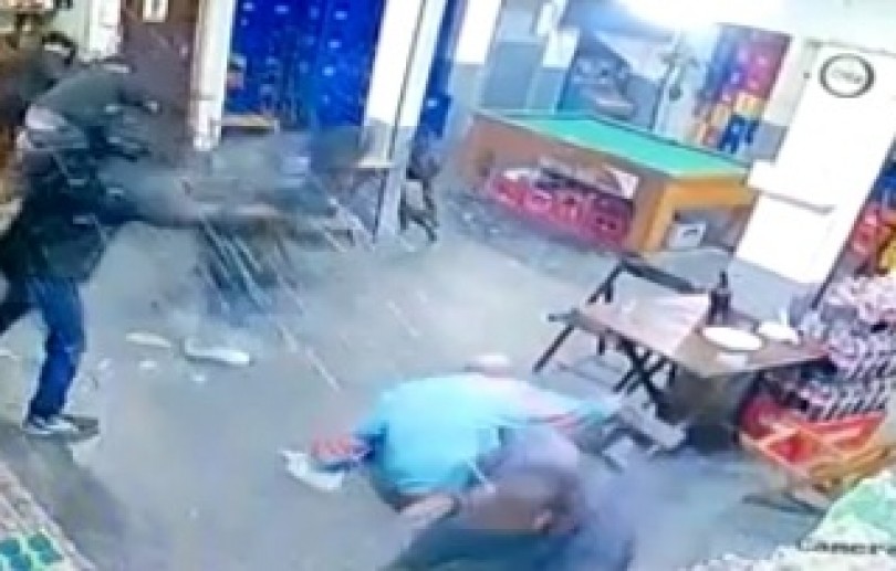 Imagens das câmeras de segurança mostram tiroteio dentro do bar no Olga Castrioto