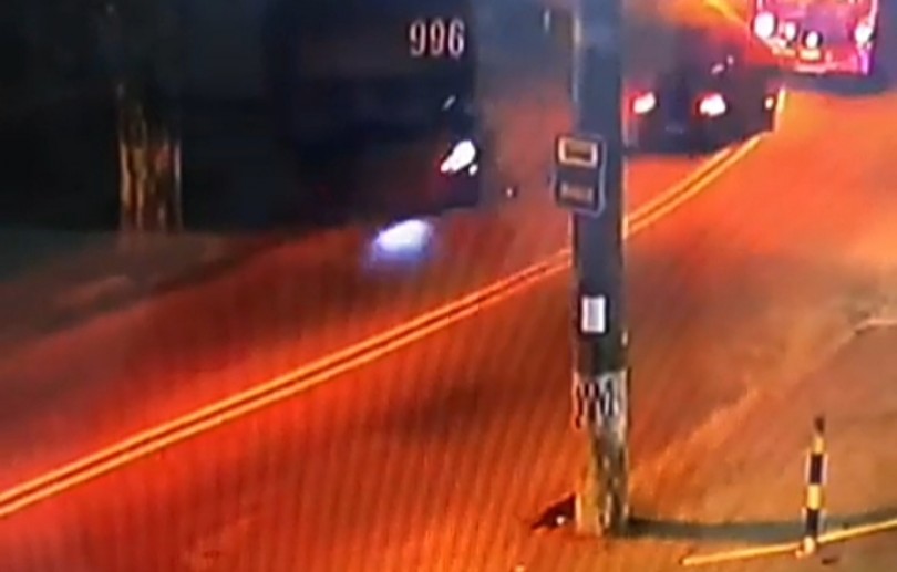 Carro na contramão atinge motociclista na Rua Coronel Veiga