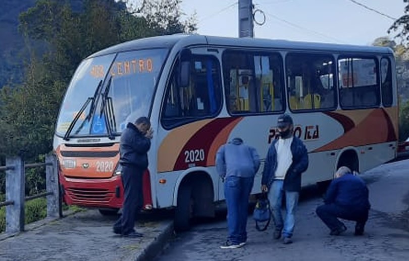 Ônibus bate em mureta de proteção quando descia ladeira na Oswero Villaça