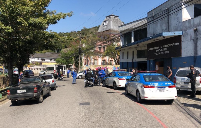 Blitz encontra 73 veículos irregulares na Barão do Rio Branco