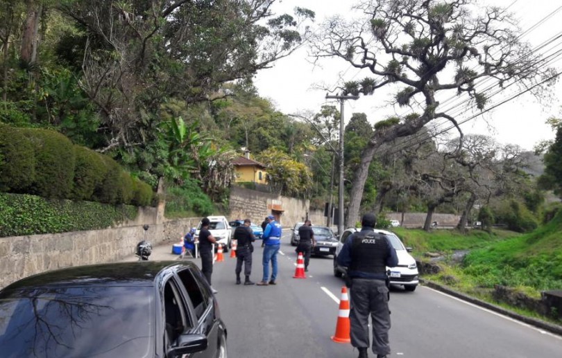 Blitz do Detran e da PM realiza 120 abordagens e remove nove veículos em Petrópolis