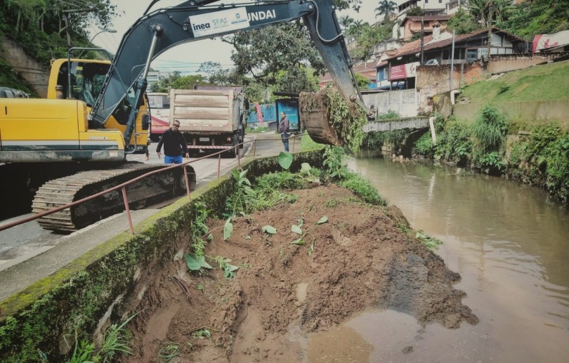 Prefeitura inicia trabalho de desassoreamento do Rio Quitandinha