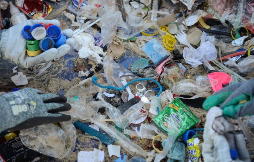 Mutirões recolhem lixo de ruas e praias em Dia Mundial da Limpeza