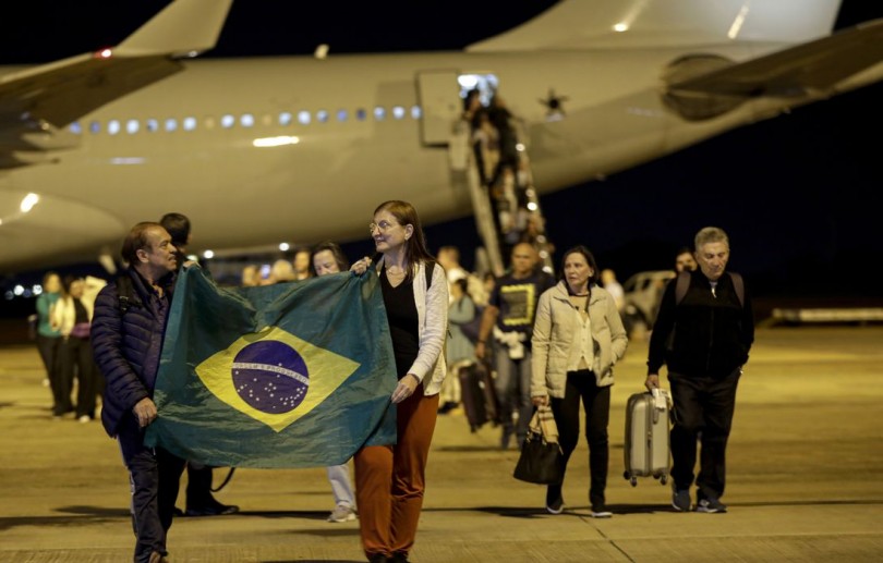 Repatriados manifestam alívio ao pisar em solo brasileiro