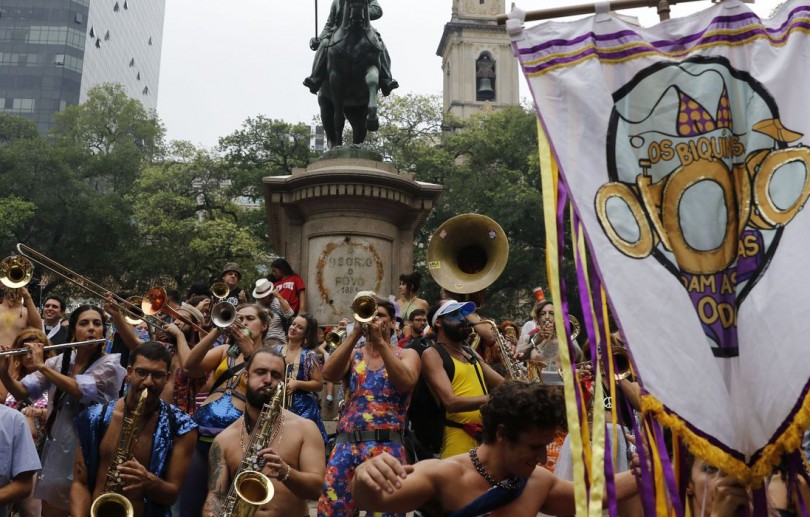 Blocos de carnaval tomam ruas do centro do Rio neste domingo