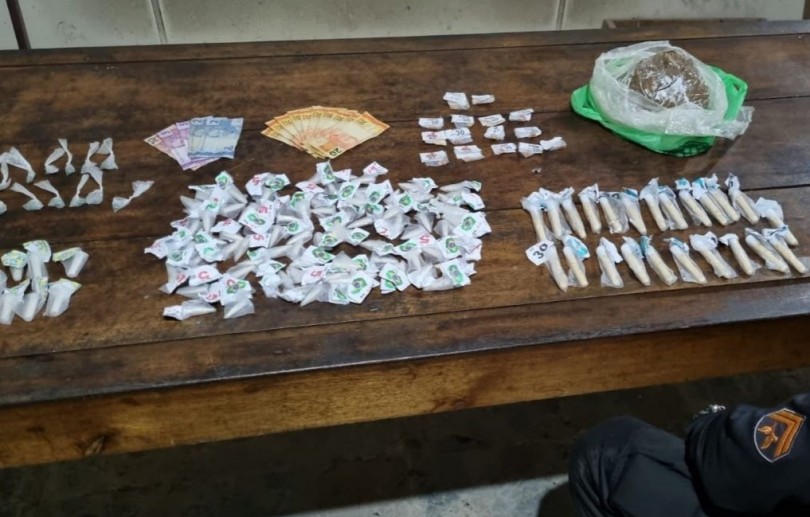 Policiais prendem três homens com 1kg de cocaína no Quitandinha