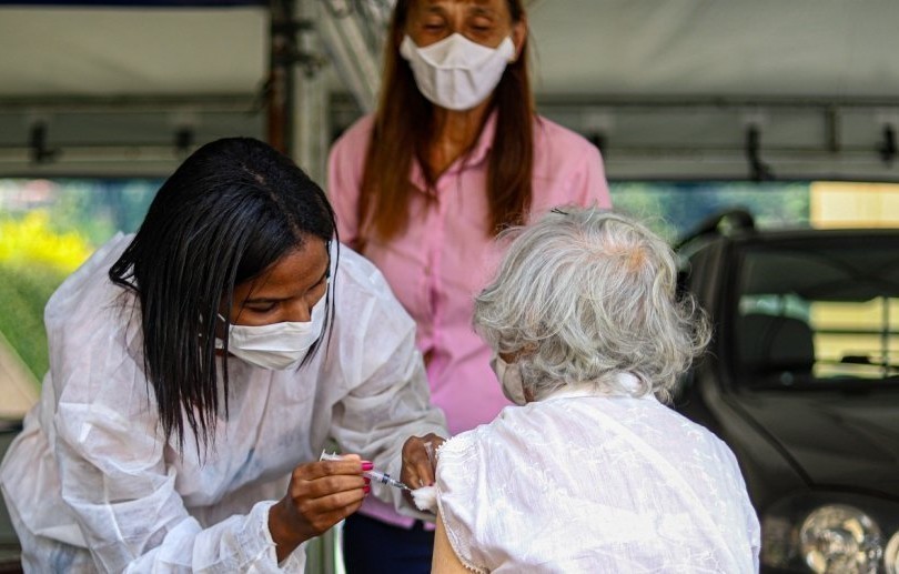 Quase 87% dos idosos com mais de 68 anos já foram vacinados contra a covid-19 em Petrópolis
