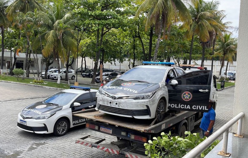 Agentes apreendem carro clonado da polícia em operação no Rio