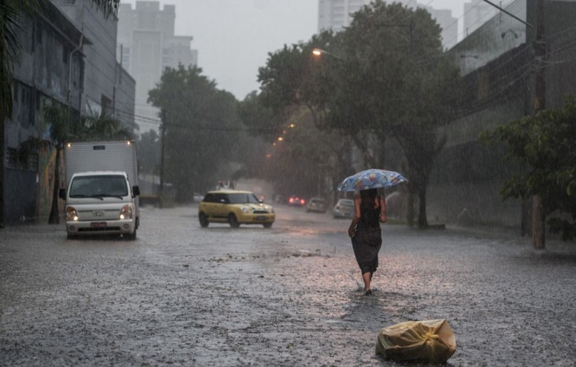 Chuvas provocam transbordamento de córregos na capital paulista