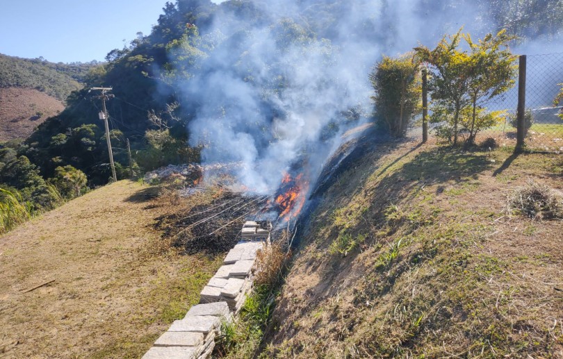 Fiscais da Secretaria de Meio Ambiente flagram queimada na Posse