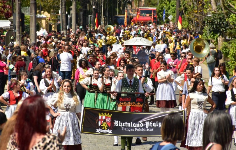 Tradicional desfile da Bauernfest encerra os 17 dias de evento que teve sucesso de público ao longo de toda a programação