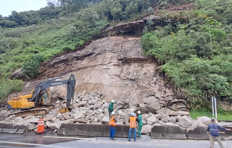 Concer retoma serviço de desmonte controlado de rocha em Petrópolis