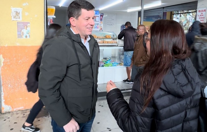 Hingo Hammes, candidato a prefeito de Petrópolis, inicia campanha conversando com a população no Centro