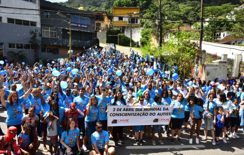 Caminhada Azul reúne centenas de pessoas na Barão do Rio Branco