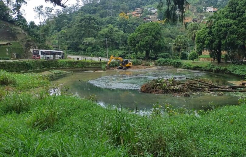 INEA inicia dragagem e desassoreamento em Lago do Parque São Vicente