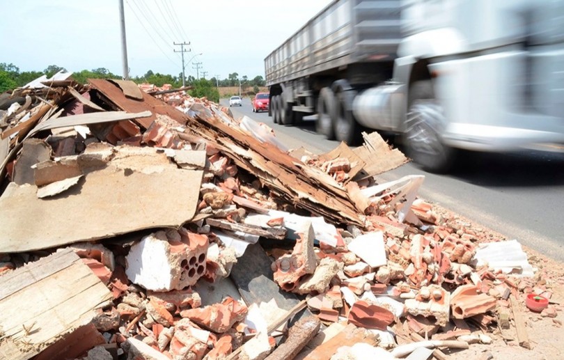 Multa inicial para quem fizer descarte irregular de lixo e entulho em Petrópolis pode aumentar de R$ 79 para R$ 1590