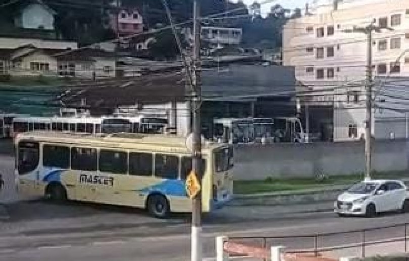 Operação de ônibus em Petrópolis normalizada após alagamento na Rua Coronel Veiga