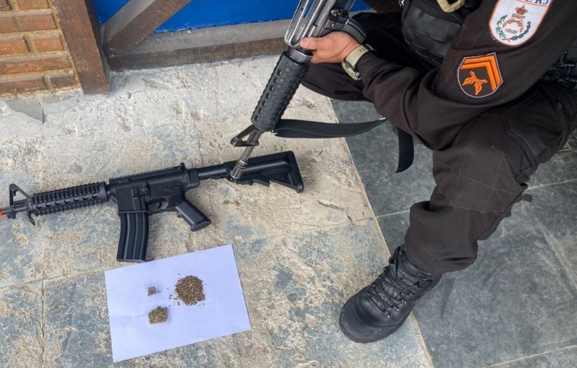 Homem é detido com um simulacro de fuzil e maconha no Duarte da Silveira