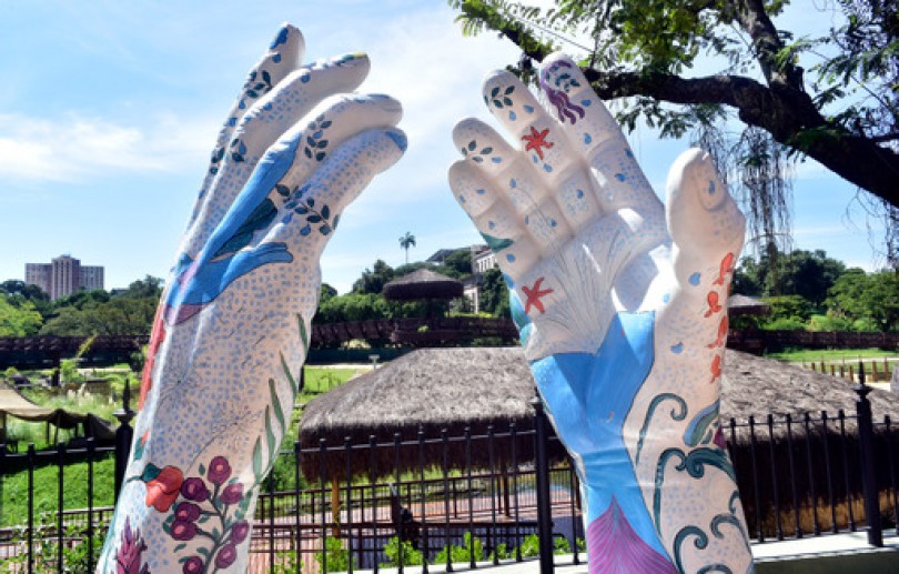 Escultura gigante em formato de par de mãos será exposta no Sesc Quitandinha a partir deste sábado (10)