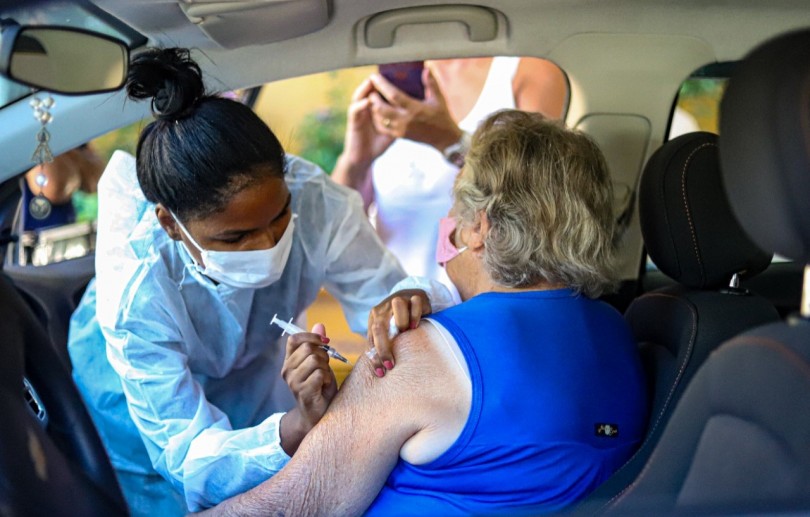 Idosos entre 80 e 84 anos serão vacinados contra a covid-19 em Petrópolis a partir da próxima terça-feira (09)
