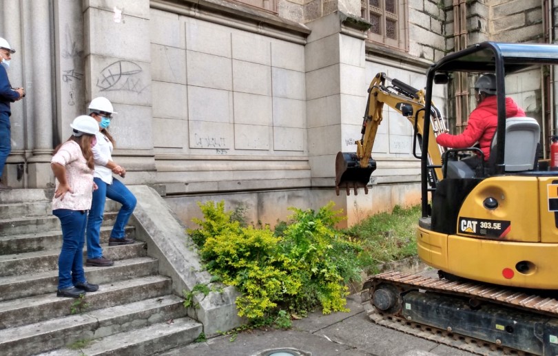 Arqueóloga acompanha trabalho de escavação na obra de revitalização da Catedral de Petrópolis