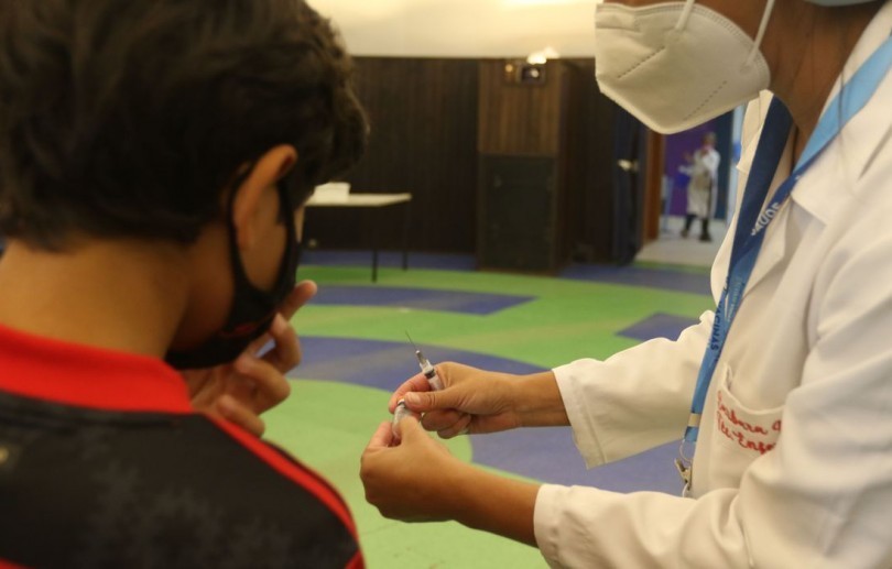 Petrópolis inicia aplicação de terceira dose da vacina contra covid-19 em adolescentes