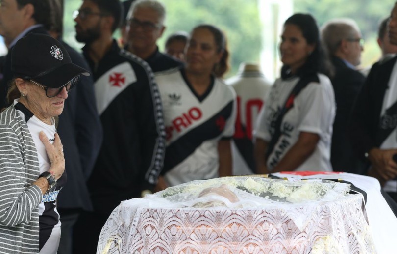 Fãs de Roberto Dinamite se despedem do craque vascaíno em São Januário