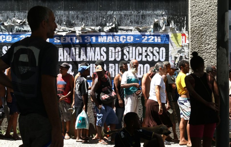 No Rio, "fila da fome" reúne pessoas sem teto em busca de comida