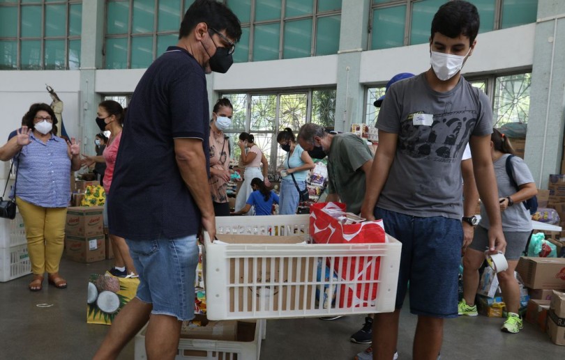 Com quase 900 desabrigados, Petrópolis anuncia auxílio de R$ 1 mil
