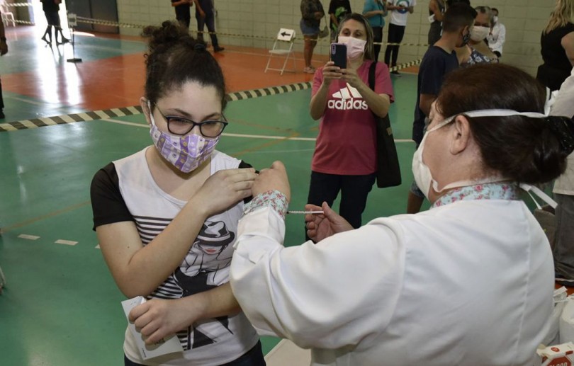 Brasil supera marca de 90% da população-alvo vacinada com a 1ª dose
