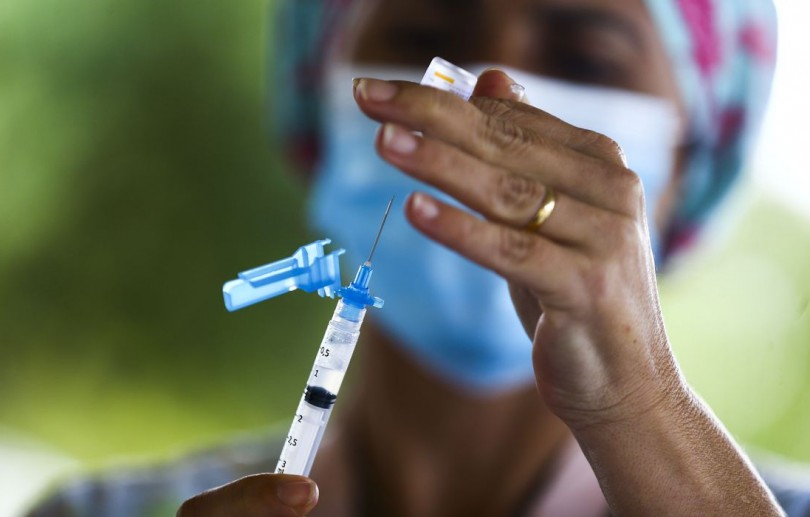 Manaus começa a vacinar pessoas a partir de 55 anos, com comorbidades