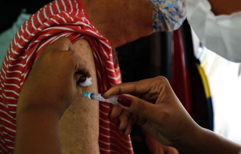 Vacinação de covid evita 43 mil mortes de idosos em 13 semanas no país