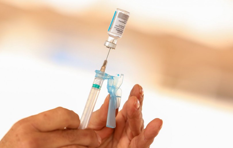 RJ e DF receberão doses extras de vacina por causa da variante Delta