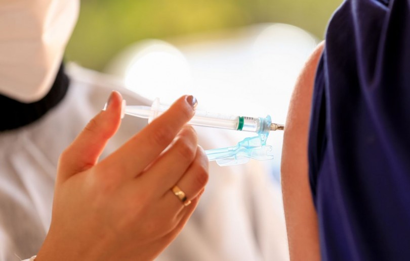 Começa vacinação de adolescentes com 16 anos